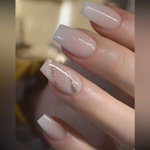 Cream Press-On Nails with Elegant Ombré Marble and Glitter Accents